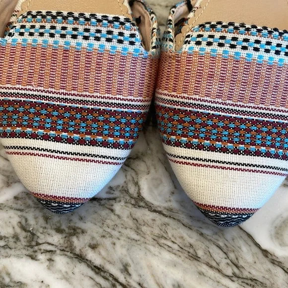 Isaac Mizrahi Slip On Shoes/Like New/ Tribal Design - Picture 2 of 8